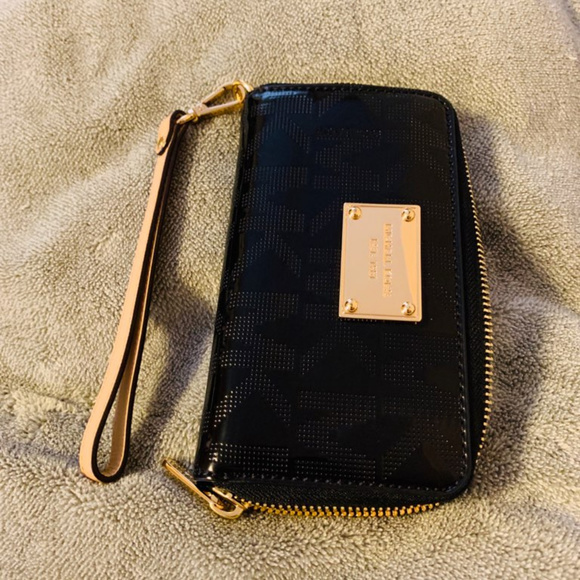 Micheal Kors wristlet - Picture 2 of 4